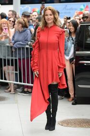 Connie Nielsen, il vento alza la gonna sul red carpet 3