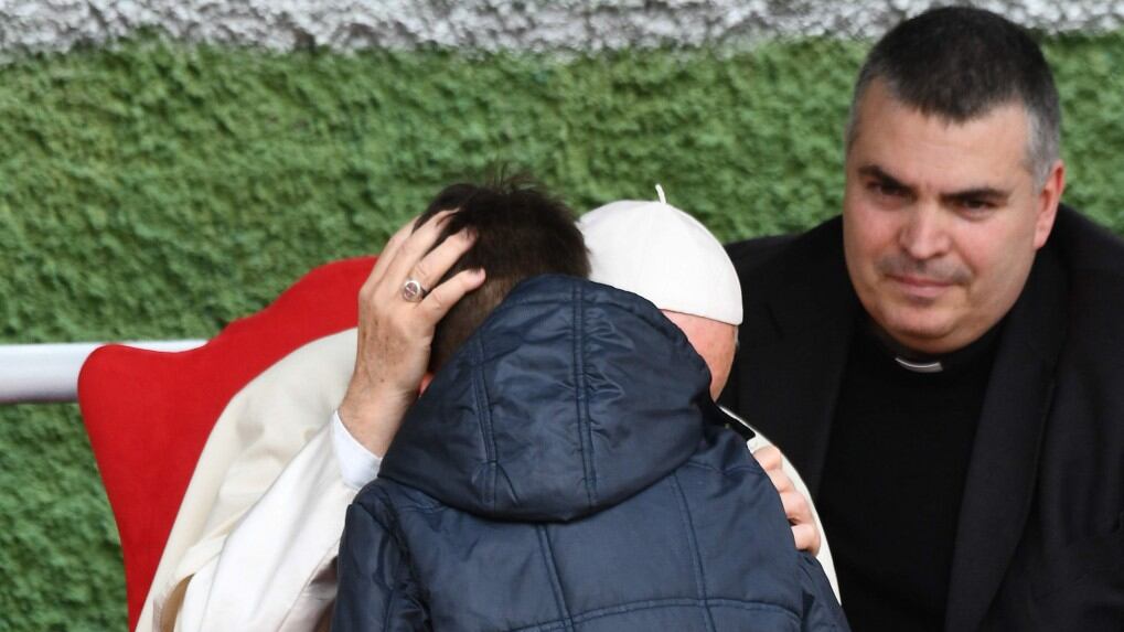 Papa Francesco consola il bambino: "Tuo papà in cielo pure se ateo"
