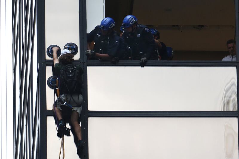 Funzionari della polizia di New York salvano lo scalatore