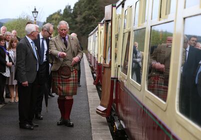 Principe Carlo veste il kilt durante una visita reale in Scozia 3