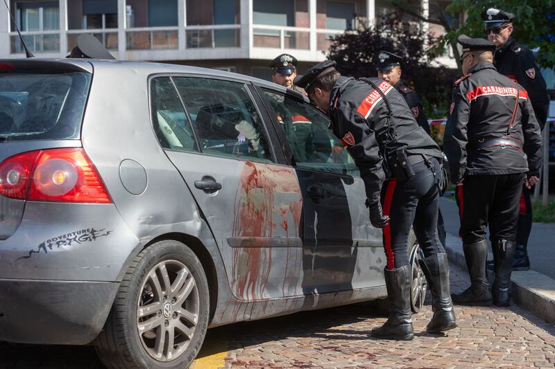 ragazzo accoltellato con il cane e soccorso da un passante. Gravissimo 7