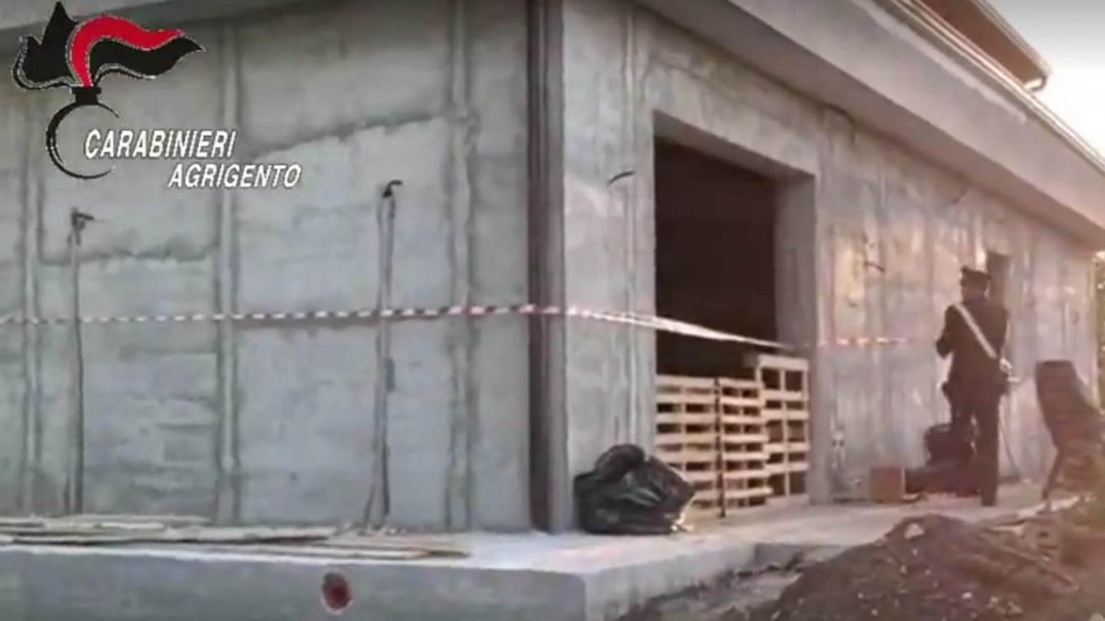 Realizza una costruzione di due piani senza autorizzazione: denunciato impiegato