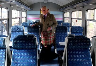 Principe Carlo veste il kilt durante una visita reale in Scozia 4