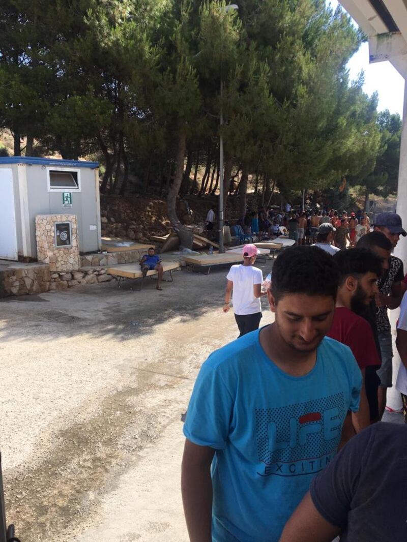 Lampedusa, migranti ammassati e senza mascherine 4