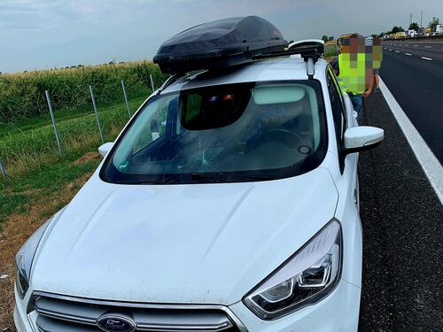 Lancia sassi contro le auto. Panico in autostrada. Egiziano bloccato col taser