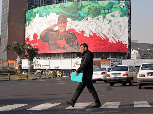 Iran, il bavaglio del regime: stop al web. Cresce l’ipotesi di un intervento Usa