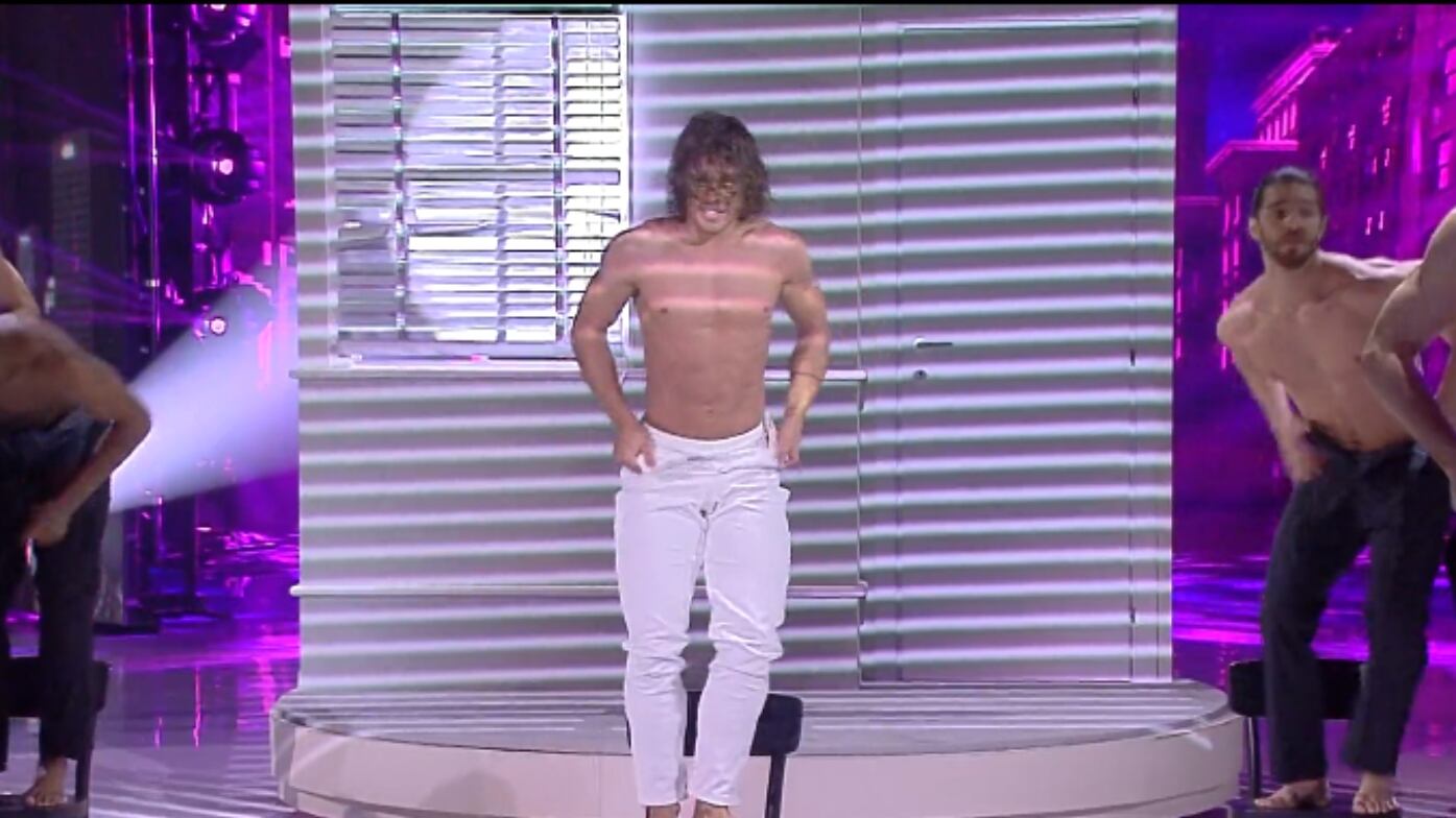 Amici 18, Umberto sorprende con uno striptease mozzafiato
