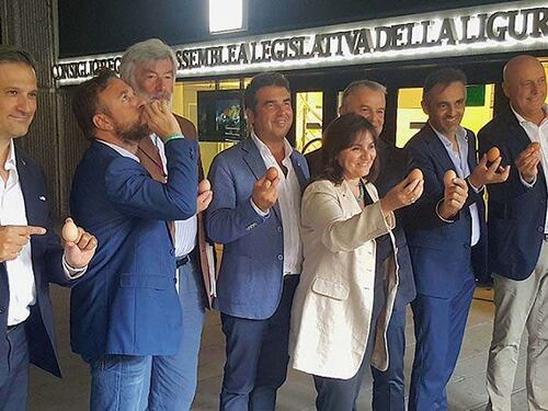 Leghisti sfottono Pd baciando uova. E la sinistra si offende