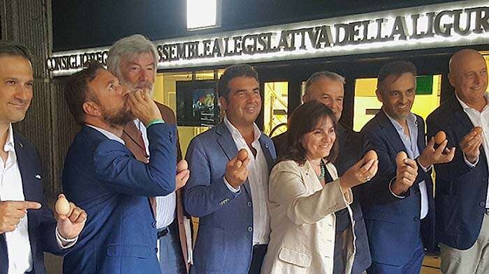 Leghisti sfottono Pd baciando uova. E la sinistra si offende