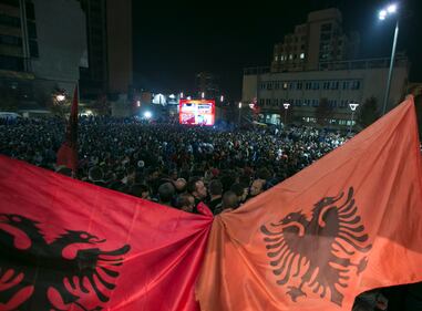 Serbia-Albania, la bandiera del Kosovo scatena la rissa 4