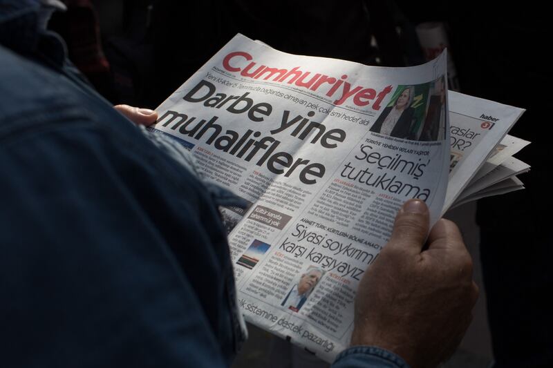 Protesta davanti alla sede di Cumhuriyet 1