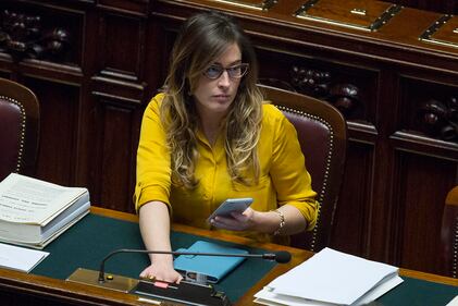 La Boschi in Aula attaccata al cellulare 11
