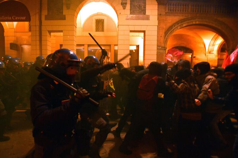 Bologna, scontri tra polizia e antagonisti 3