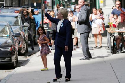 Hillary Clinton esce dalla casa della figlia dopo il malore 7
