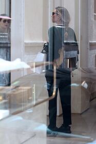 Ilary Blasi, shopping a Milano con l'amica Morena 1