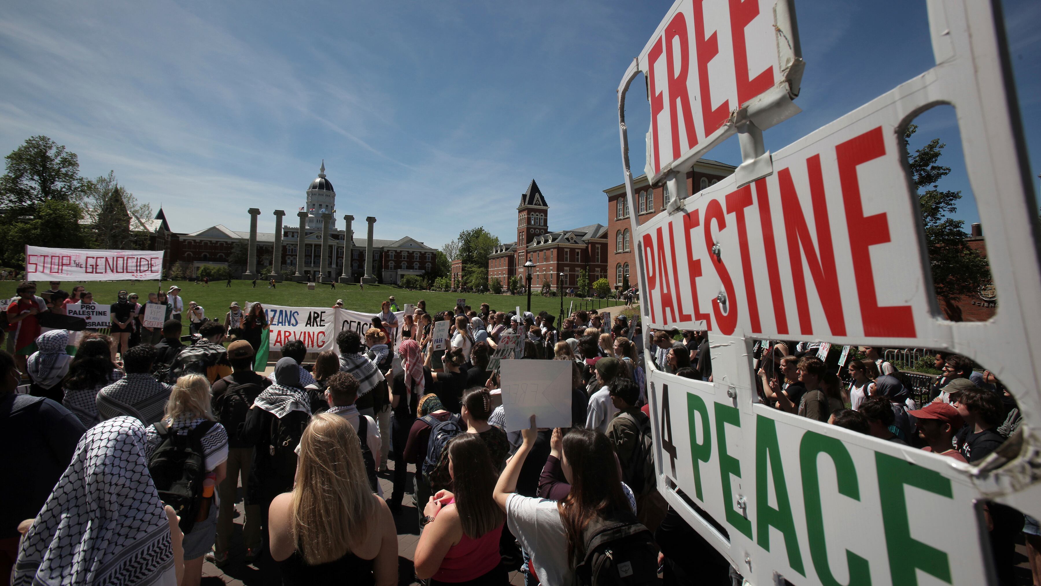 Manifestanti pro Palestina occupano un edificio alla Columbia University di New York
