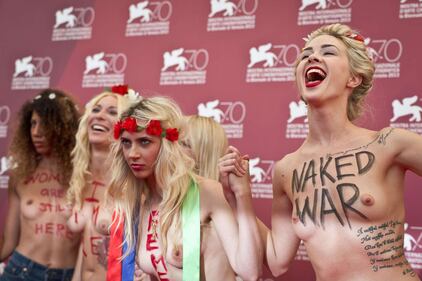 Le Femen nude al Festival di Venezia 8