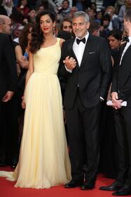 Amal Clooney e lo spacco vertiginoso a Cannes 2