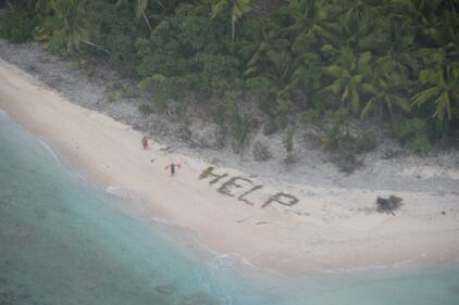 Naufraghi su un'isola deserta, si salvano nel più "classico" dei modi 1
