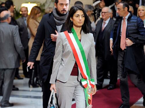 La Raggi teme l'arresto: c'è aria di autosospensione