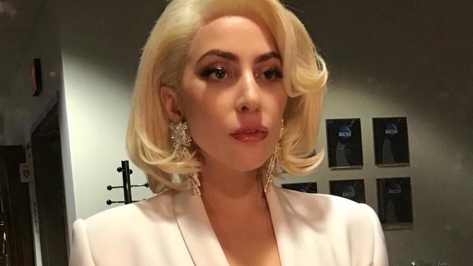 Lady Gaga: prima di Venezia si mostra nuda sui social