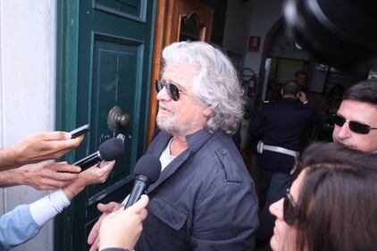 Grillo va a votare al seggio di Sant'Ilario 6
