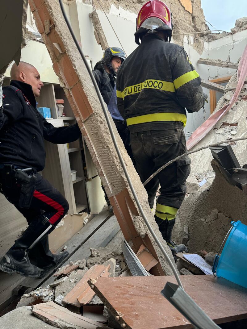 Saviano, i resti della palazzina crollata: un cumulo di macerie 3