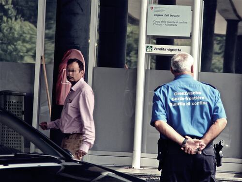 Così la polizia svizzera rispedisce i migranti in Italia: "Qui il clandestino non passa"