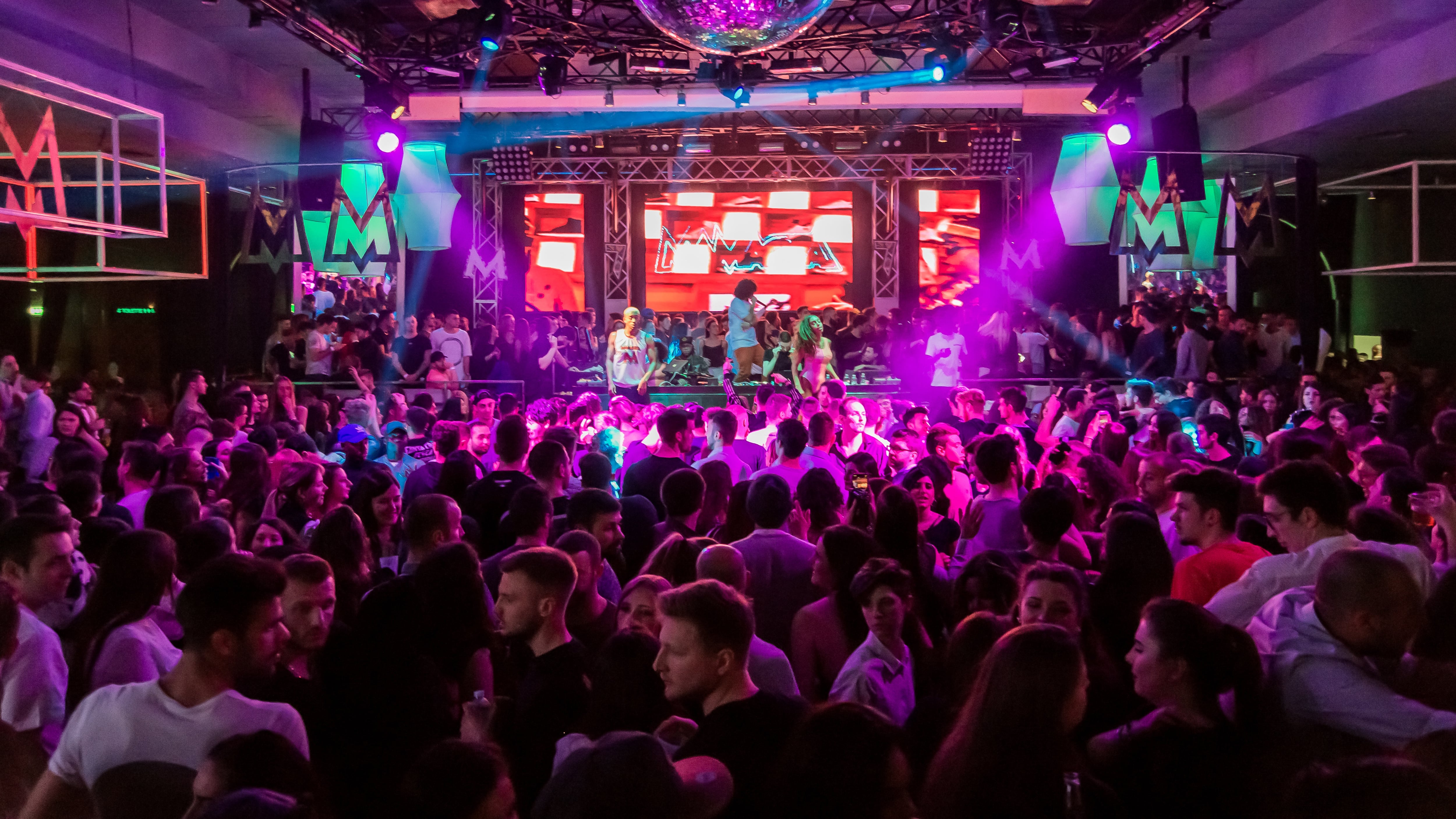 Respinti dalla discoteca investono i buttafuori: la follia di due fratelli a Roma