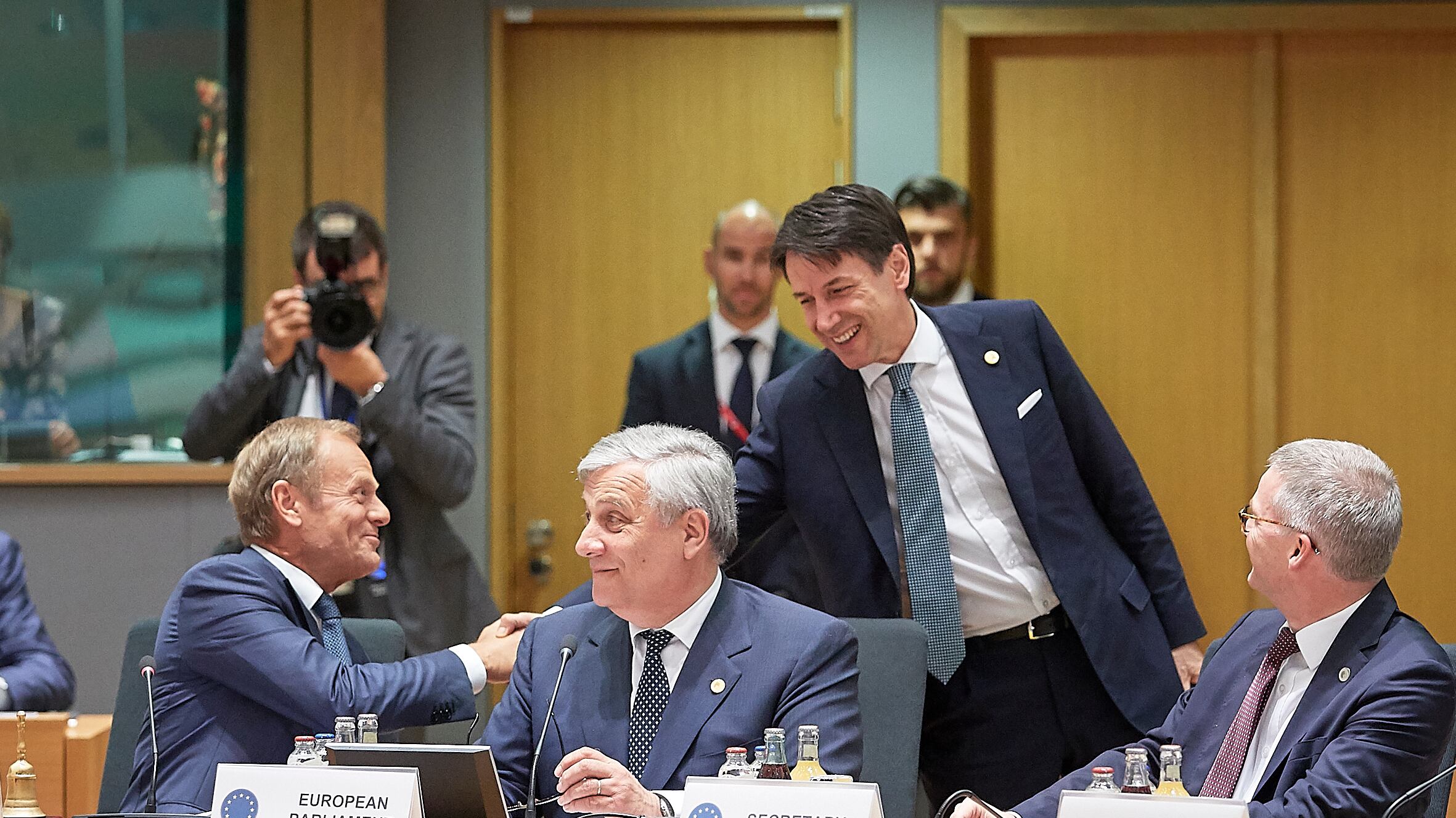 Merkel-Macron offerte e ricatti: hotspot in Italia ma con i fondi Ue o addio Schengen