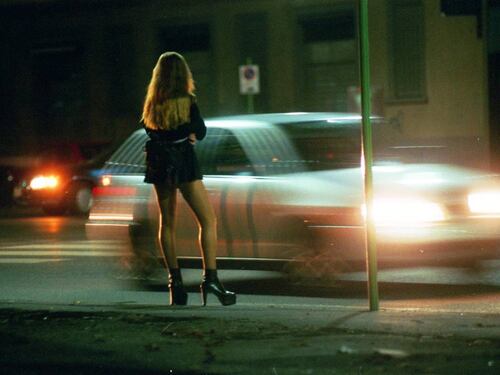 La sinistra vuole multare le prostitute, ma l'associazione cattolica protesta