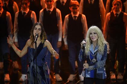 Sanremo 2024: ecco il look della quarta serata del Festival di Clara 5
