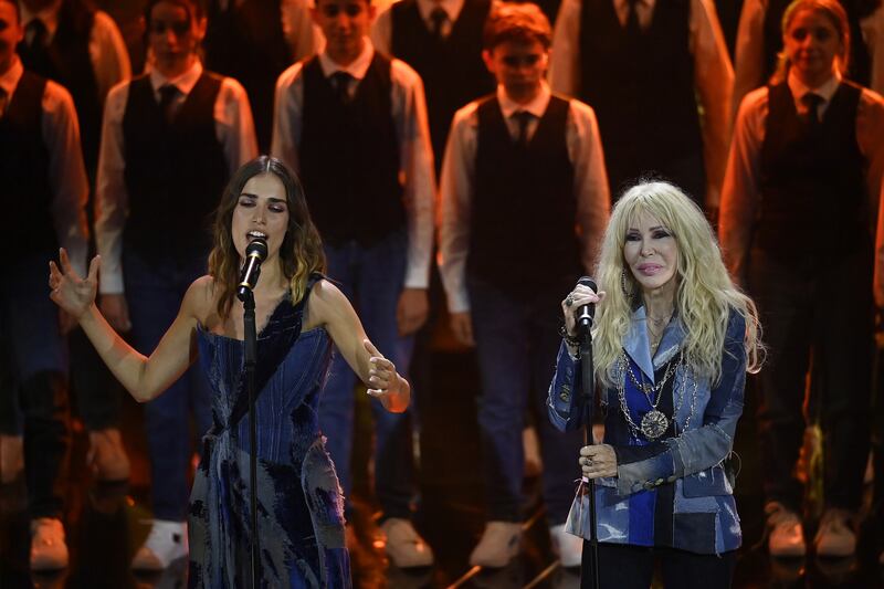 Sanremo 2024: ecco il look della quarta serata del Festival di Clara 5