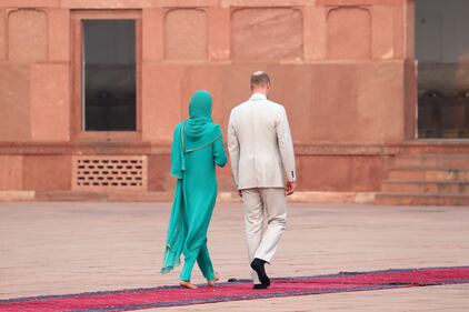 Pakistan, Kate Middleton con il velo per la visita in moschea 1