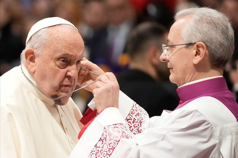 Papa Francesco, le immagini che allarmano i fedeli: al Concistoro con un vistoso ematoma, le foto 7