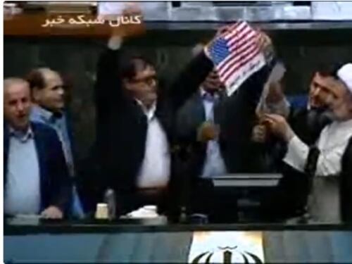 Iran, bandiera Usa bruciata in parlamento al grido di "Morte all'America!"