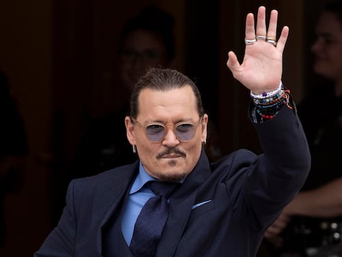 Le foto, i video, la beneficenza: ecco perché ha vinto Johnny Depp