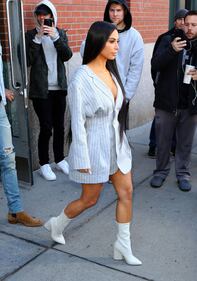 Kim Kardashian hot: bionda e scollata su Twitter 37