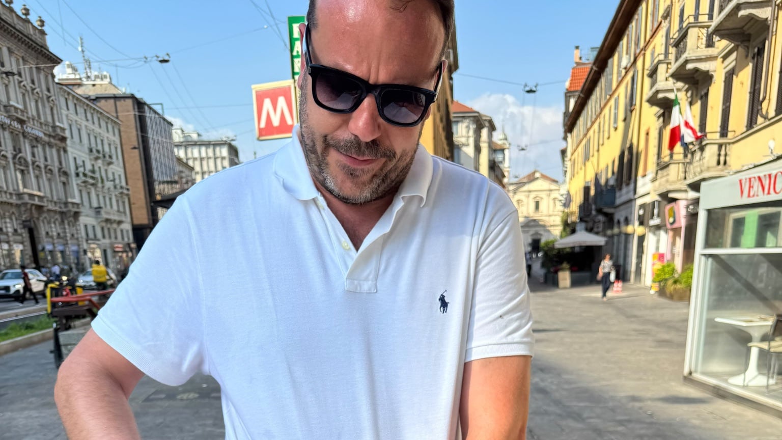 Sputi e insulti dagli antagonisti ai gazebo della Lega per le primarie di Milano: “Vogliono togliere la parola”