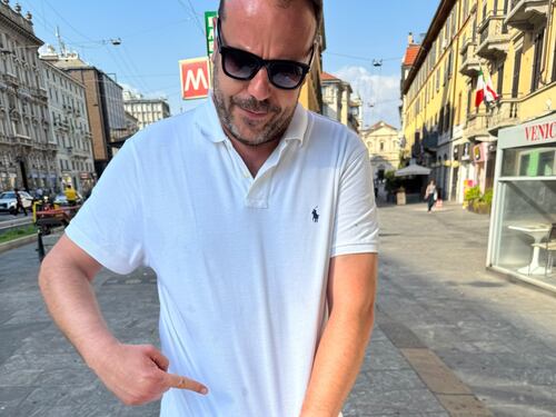 Sputi e insulti dagli antagonisti ai gazebo della Lega per le primarie di Milano: “Vogliono togliere la parola”