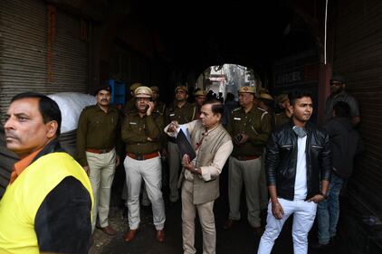 Incendio divampato in una fabbrica di New Delhi,. Molti gli operai morti 10
