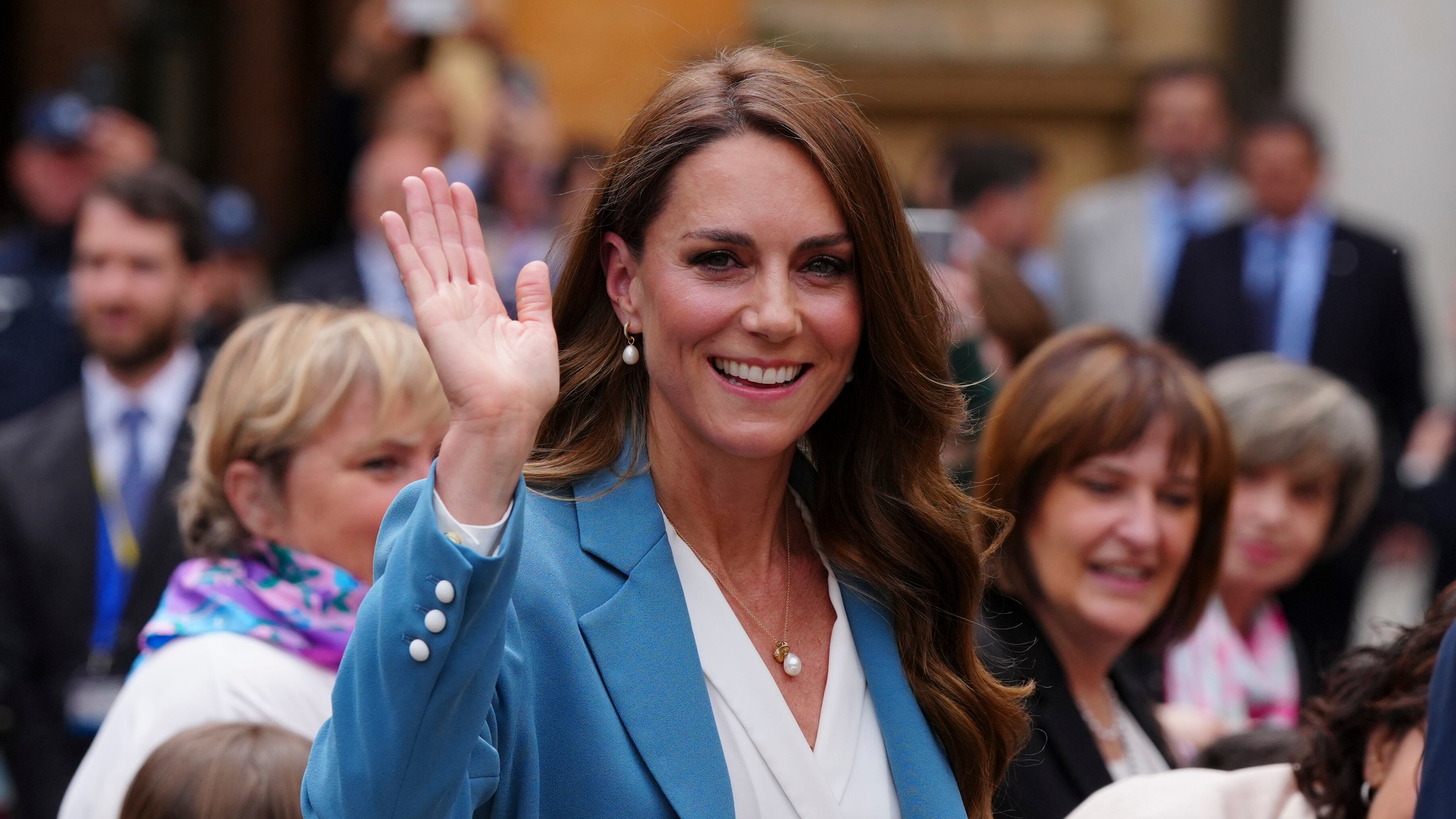 Kate, la principessa del popolo. Selfie, abbracci e il Tricolore tra i bambini di Reggio Emilia