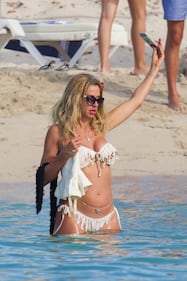 Valeria Marini, strip e bikini stellare a Formentera 18