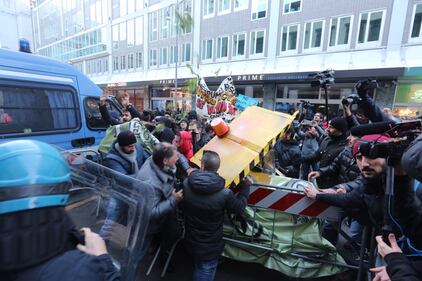 Uova sui poliziotti: la protesta dei centri sociali a Milano 2