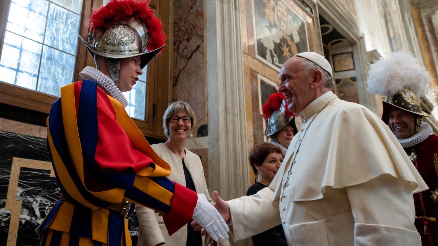 Il Papa non gradisce il bacio dell'anello piscatorio