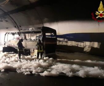 Lecco, bus prende fuoco con a bordo 25 bambini 2