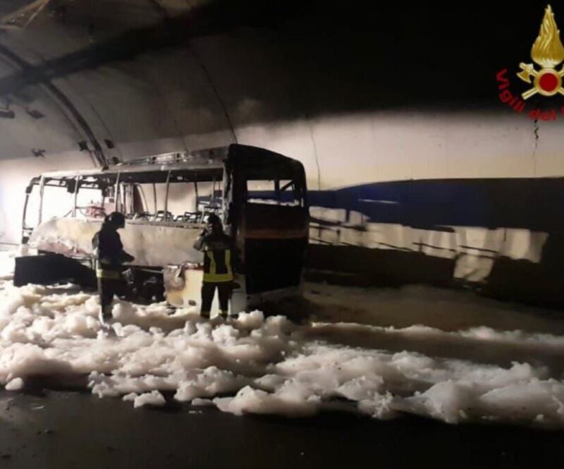 Lecco, bus prende fuoco con a bordo 25 bambini 2