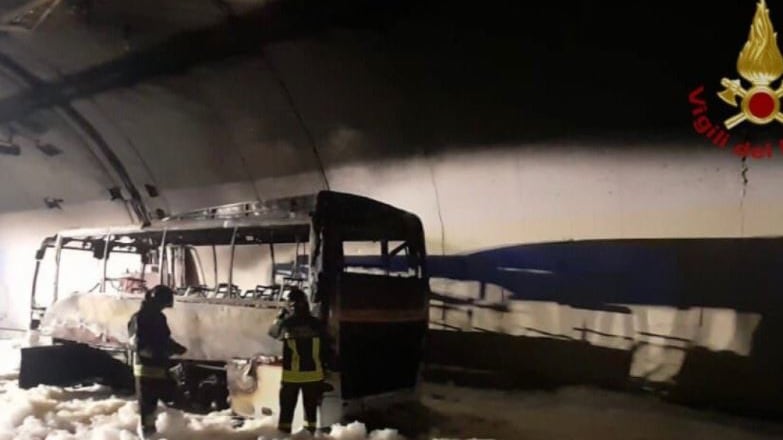 Il pullman va in fiamme, l'autista salva 25 ragazzi. "Le loro vite prioritarie"