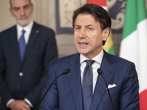 Le giravolte dei progressisti che adesso santificano Conte