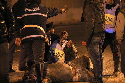 Monza, imprenditore protesta dandosi fuoco 9